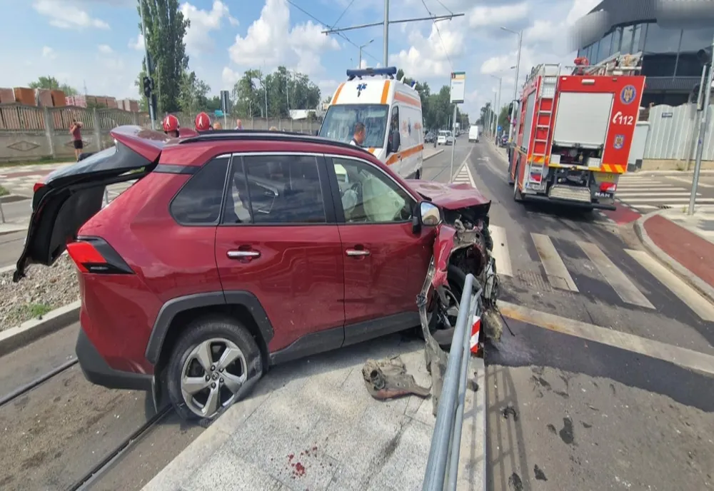 Foto: O șoferiță a intrat cu mașina în stația de tramvai, apoi a ricoșat în refugiul pentru pietoni unde a lovit gardul de protecție, precum și semaforul electric 