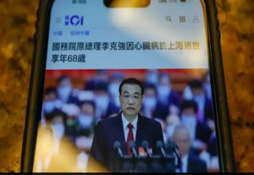 Decesul care zguduie China din temelii! Un fost premier, marginalizat de Xi Jinping, a murit în urma unui atac de cord