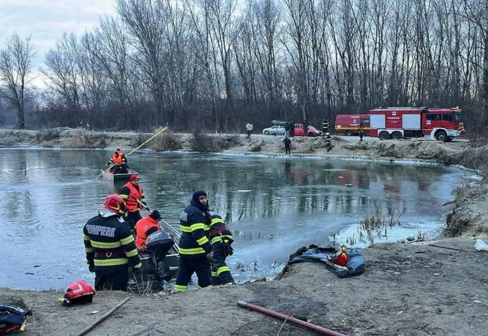 Două persoane au căzut în râul Olt / Una dintre ele, scoasă inconştientă de către echipajele de intervenţie