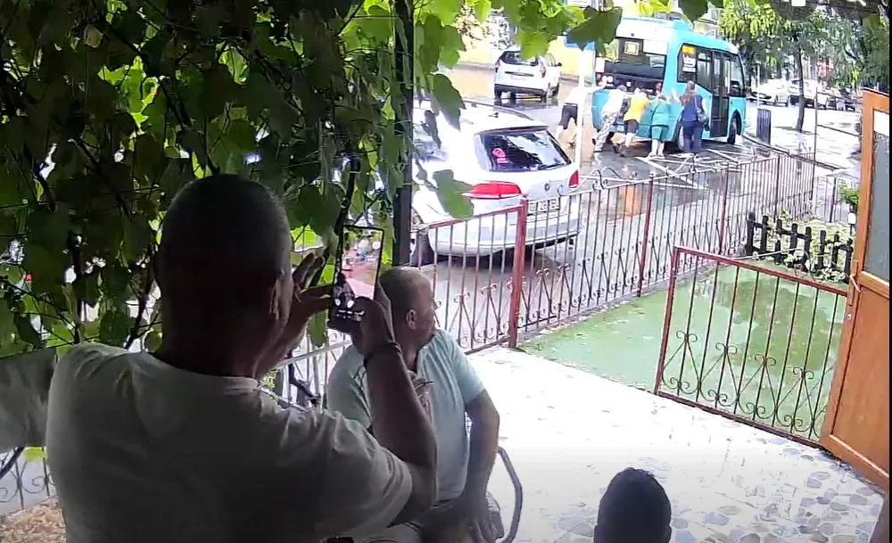 Femeile împingeau microbuzul, bărbații comentau de la terasă. Scene incredibile în Galați - VIDEO