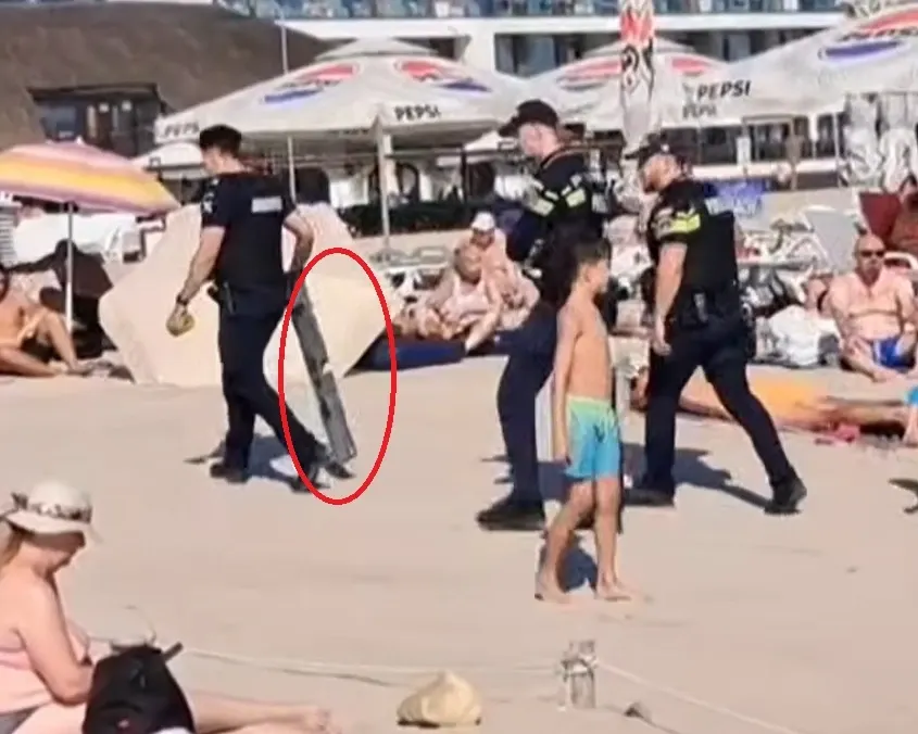 Alertă pe litoral! Fragment de dronă, scos din mare de o turistă: ce a făcut cu el