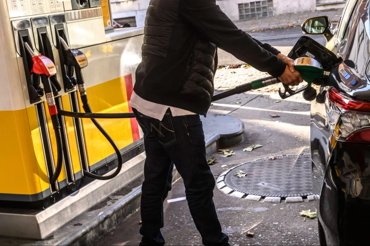 Prețul carburanților azi, 4 octombrie 2026. Benzina trece de 10 lei, iar motorina se apropie de 11 lei