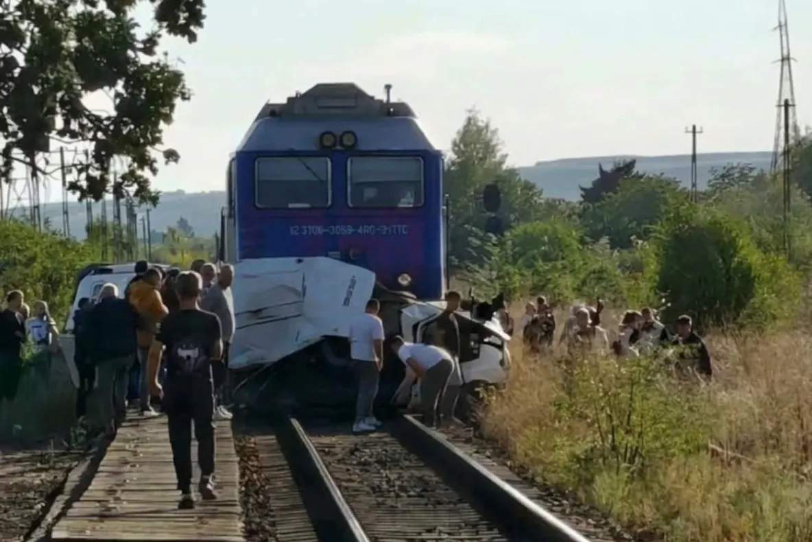 Tragedie în Galați: patru oameni au murit după ce un tren a lovit o autoutilitară