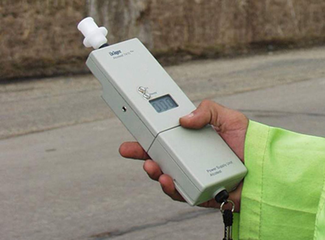 La volan sub influenţa alcoolului, fără permis sau şi băuţi, şi fără permis