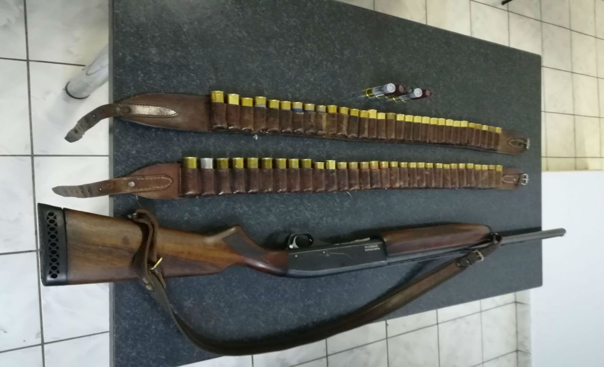 Trei arme deținute fără drept, depistate în aceeași zi la trei pensionari