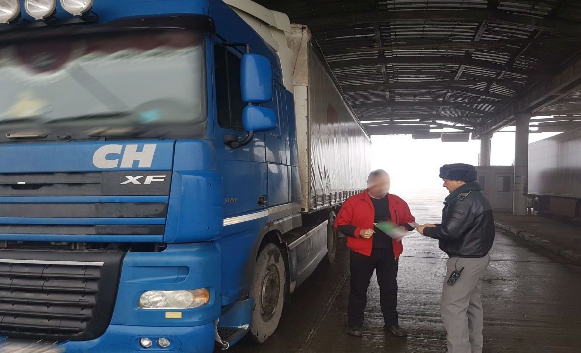 A încercat să treacă granița conducând un TIR, cu documente false