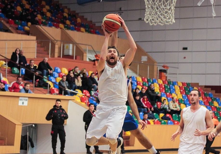 Baschetbaliştii gălăţeni, învinşi la debutul în Grupa galbenă