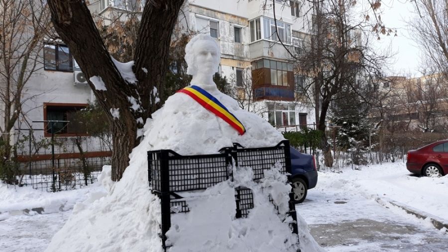 Bustul lui Eminescu, sculptat în zăpadă de un gălățean iubitor de frumos