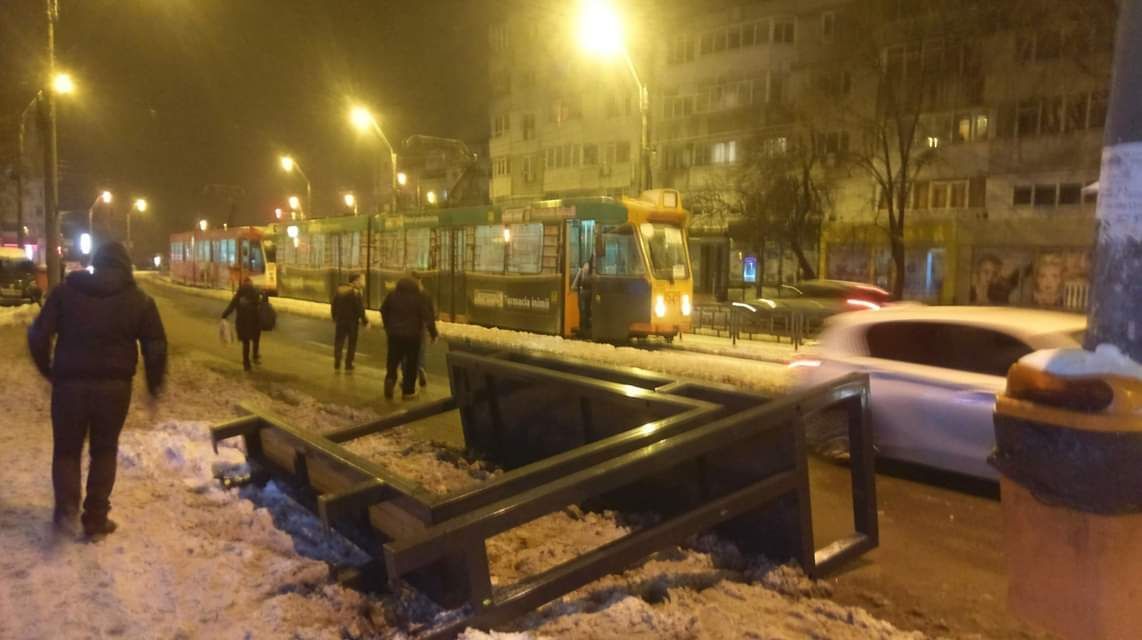 Refugiul dintr-o stație de tramvai din zona IREG s-a prăbușit peste linii