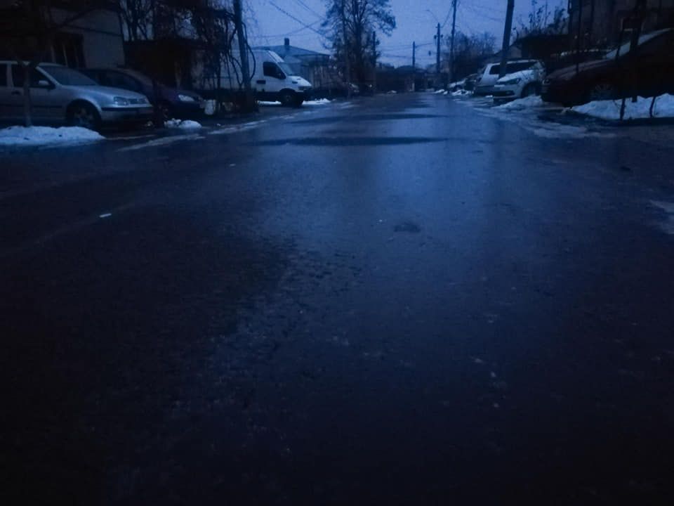 Peste 70 de gălăţeni au căzut pe stradă, din cauza poleiului