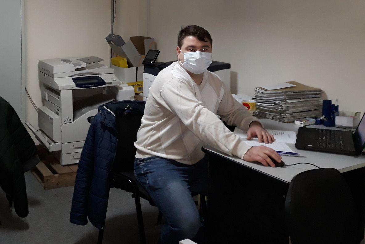 Funcţionarii gălăţeni care lucrează cu publicul poartă măşti de protecţie împotriva gripei