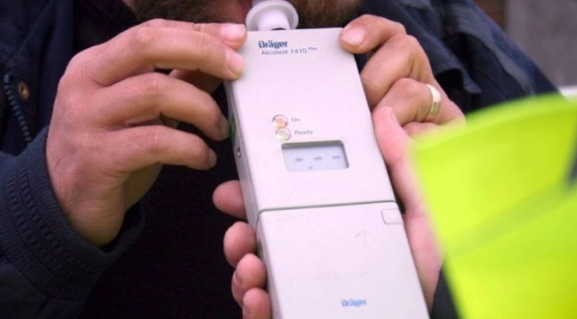 Beat turtă, s-a urcat la volan şi a fost prins de poliţişti