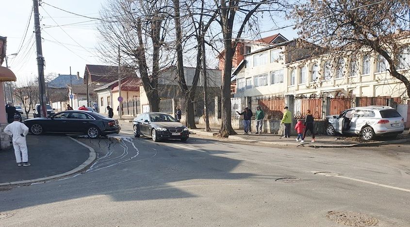 Doi răniţi într-un accident cauzat de neacordarea de prioritate