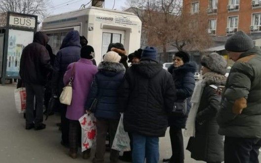 Deşi abonamentele sunt valabile până pe 10, iar s-au format cozi în oraş