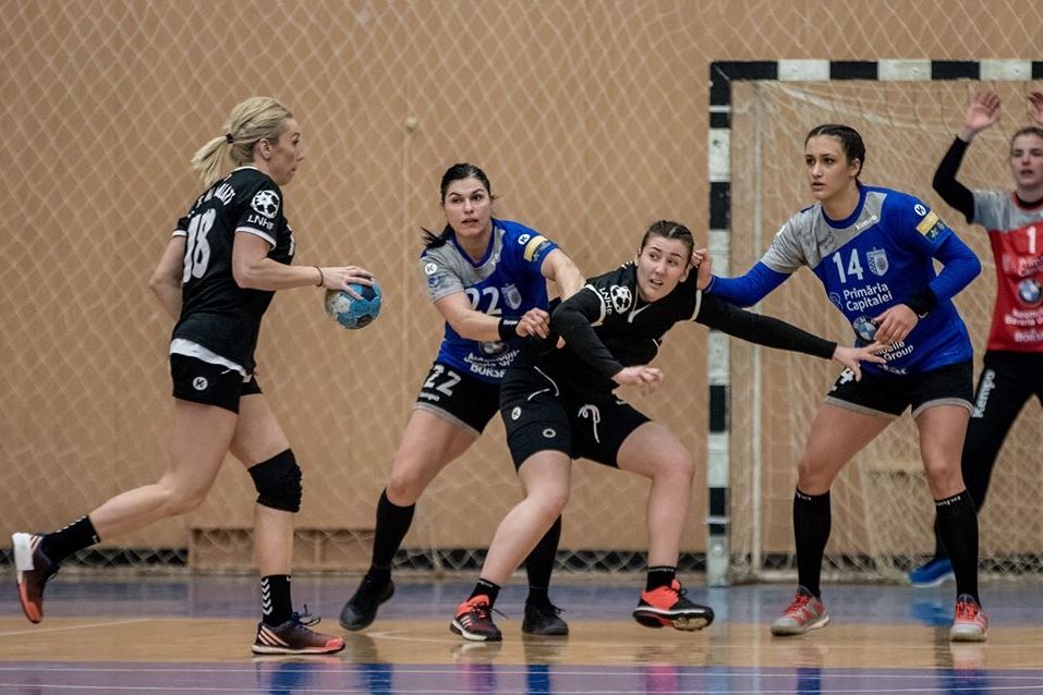 Înfrângere aşteptată a handbalistelor în faţa echipei campioane