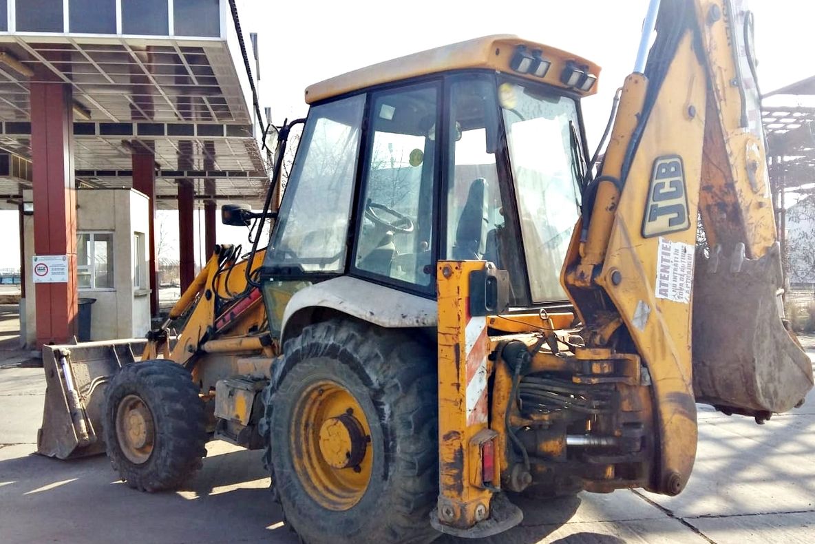 Buldoexcavator neînmatriculat şi neînregistrat, pe şoselele gălăţene