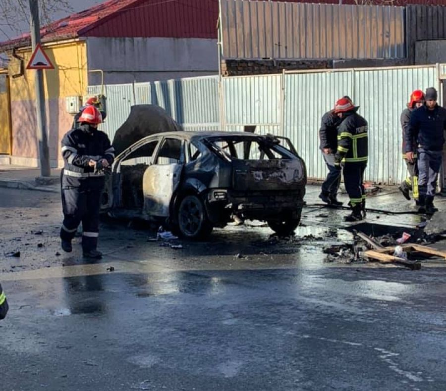 I-a luat maşina foc în timp ce se afla la volan, în trafic
