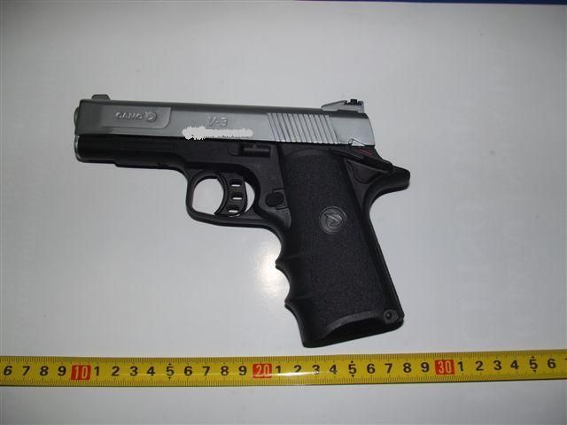 Prins cu armă neautorizată, muniție și substanțe periculoase la domiciliu