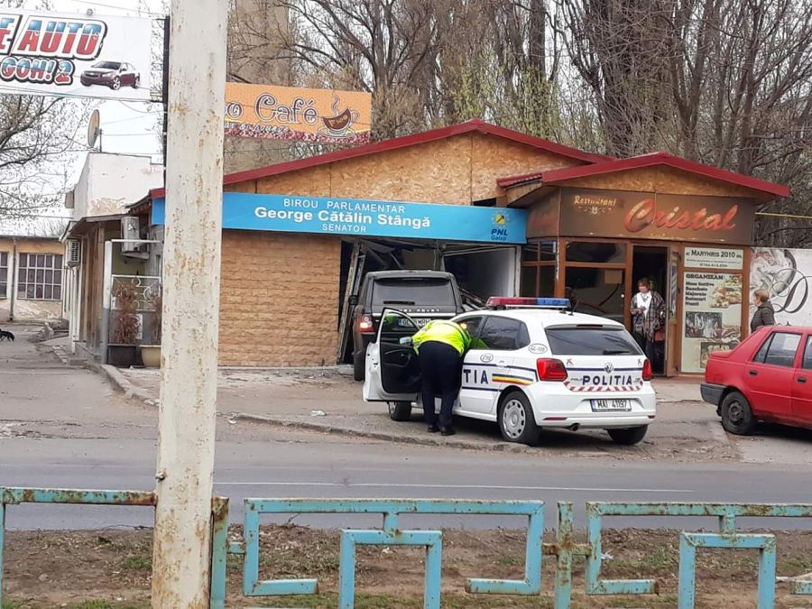 Accident spectaculos: intrat cu mașina în biroul unui parlamentar!