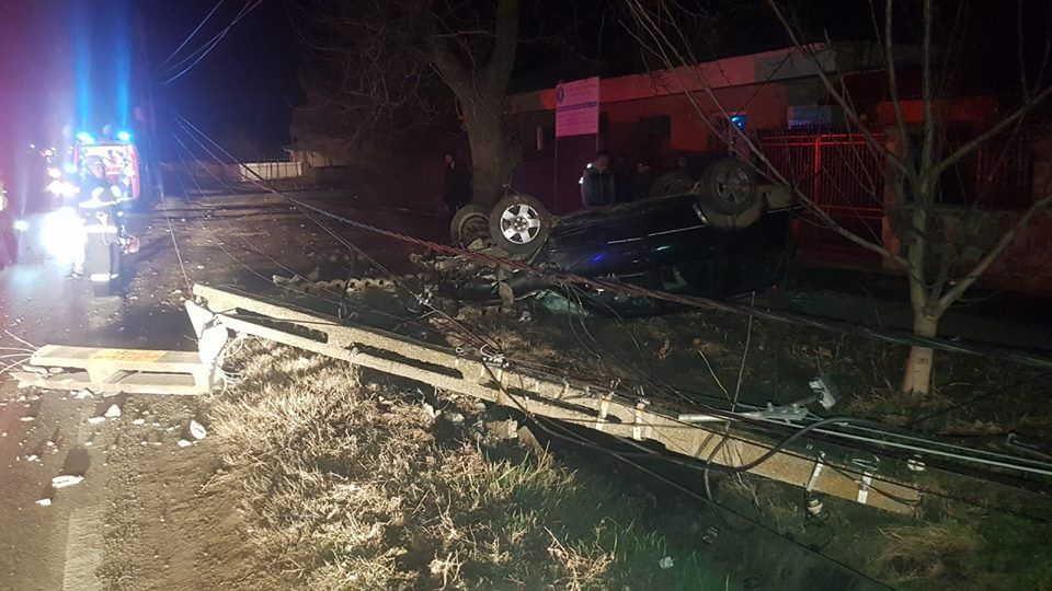 Băut și fără permis, a intrat cu mașina într-un stâlp