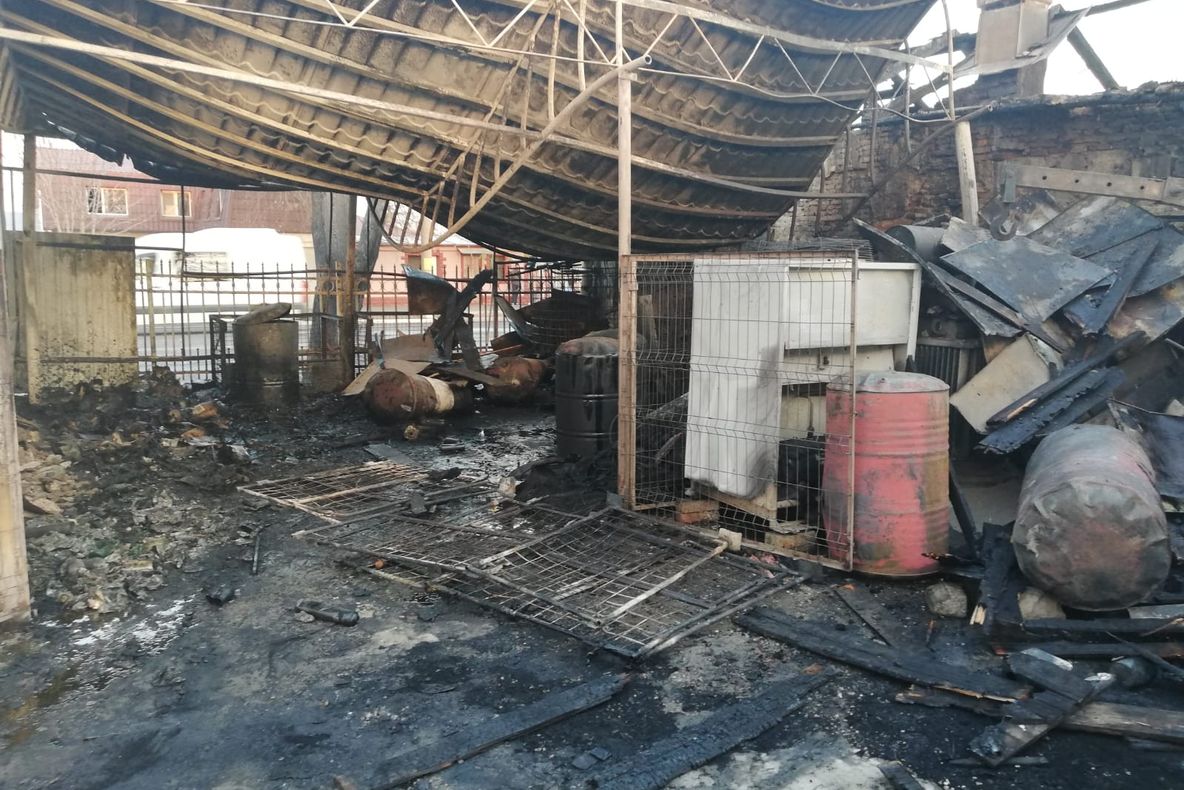 Service auto incendiat intenționat în Galaţi