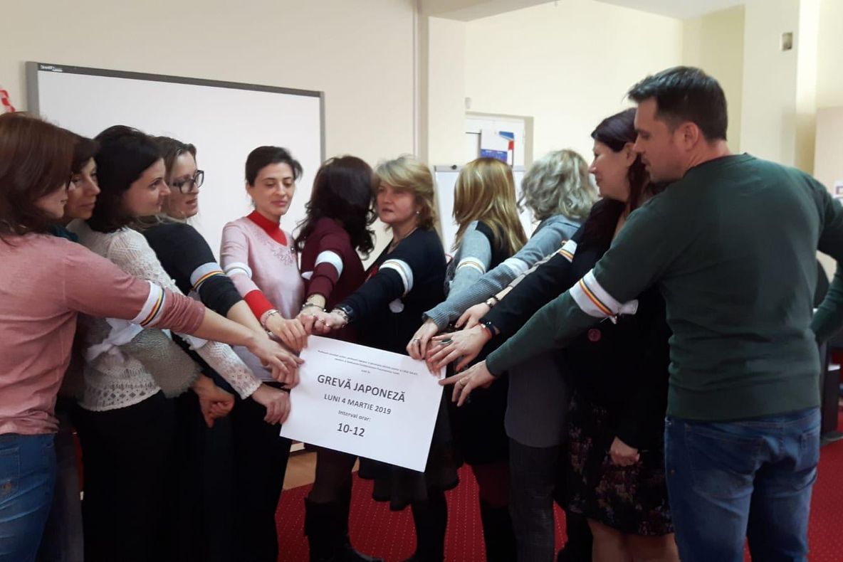 Angajaţi din sistemul de asistenţă educaţională din Galați protestează