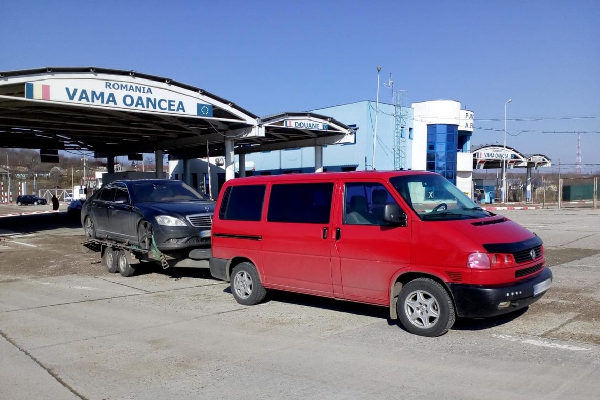 Armă de foc descoperită în torpedoul unui autoturism tractat