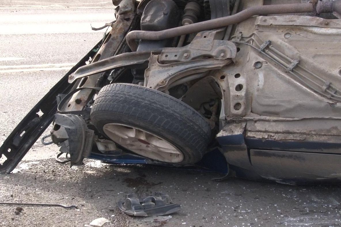 Un tânăr brăilean s-a îmbătat şi s-a răsturnat cu maşina la Berheci