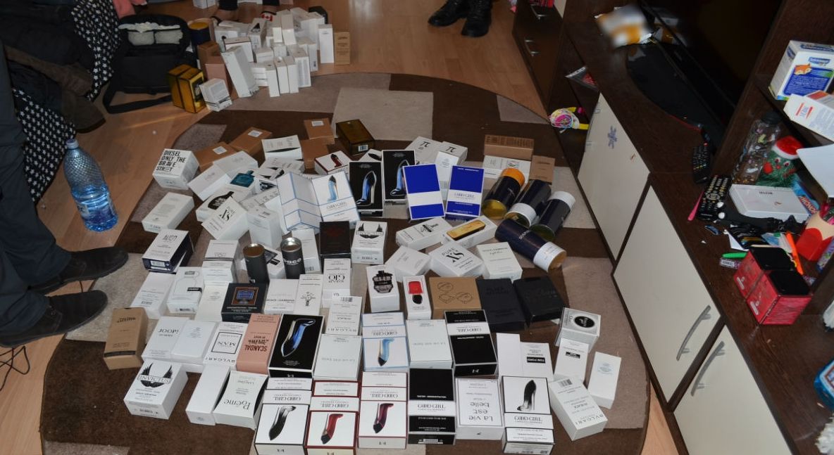 Parfumuri "de firmă", de 80.000 de lei, vândute pe internet de un gălăţean