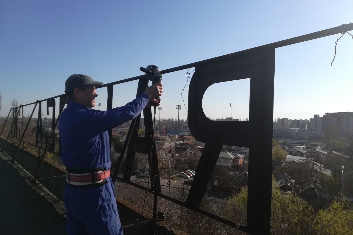 Au dat  jos lozinca „Trăiască PCR” de pe un bloc din Țiglina III