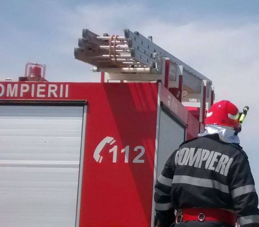 Incendiu puternic noaptea trecută, la o gospodărie din Matca