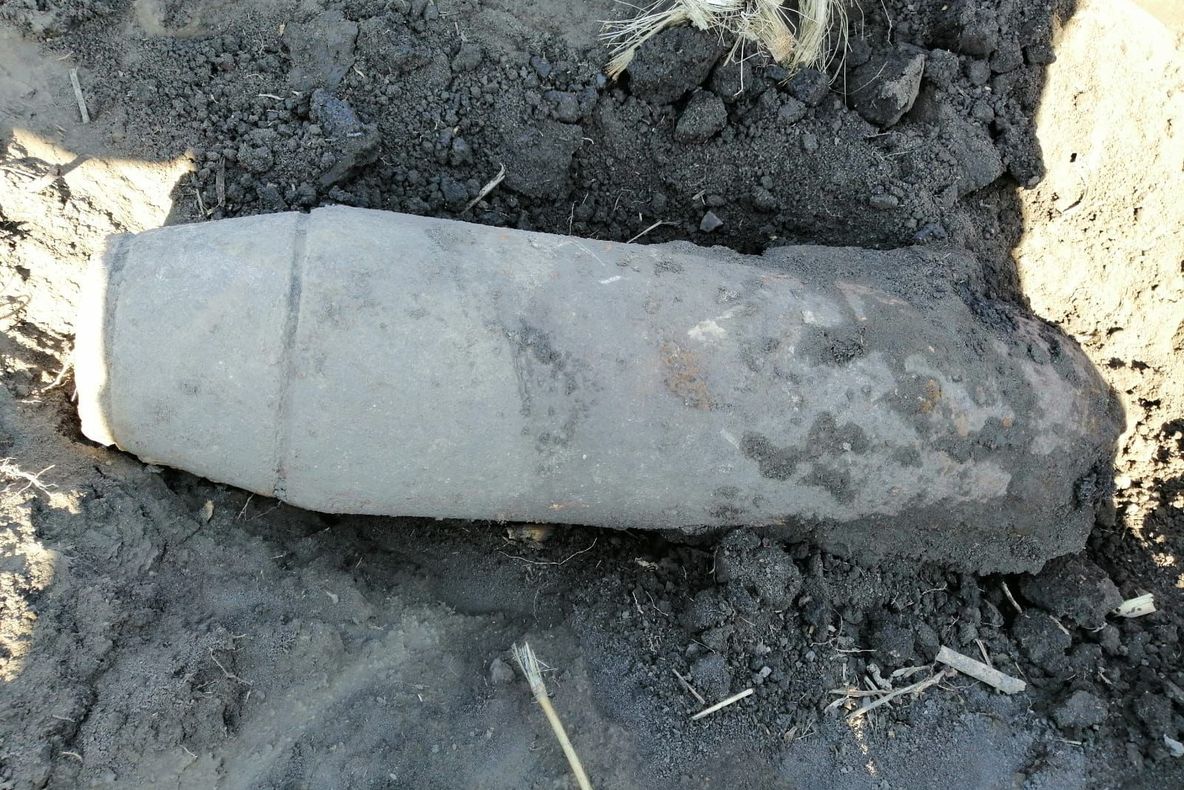 Descoperire explozivă în comuna Munteni: un proiectil american de 100 de kg!