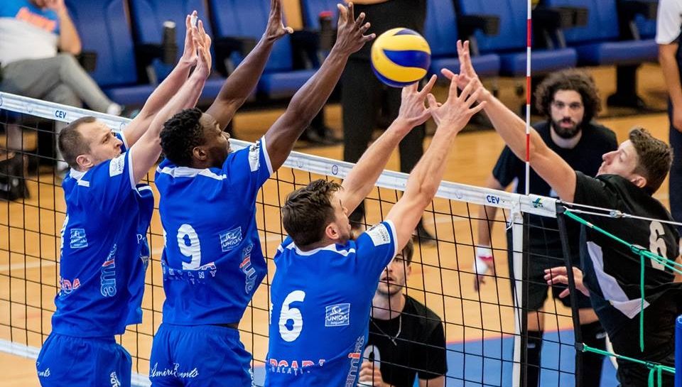 Echipa de volei Arcada Galaţi a pierdut un punct în disputa cu Dinamo