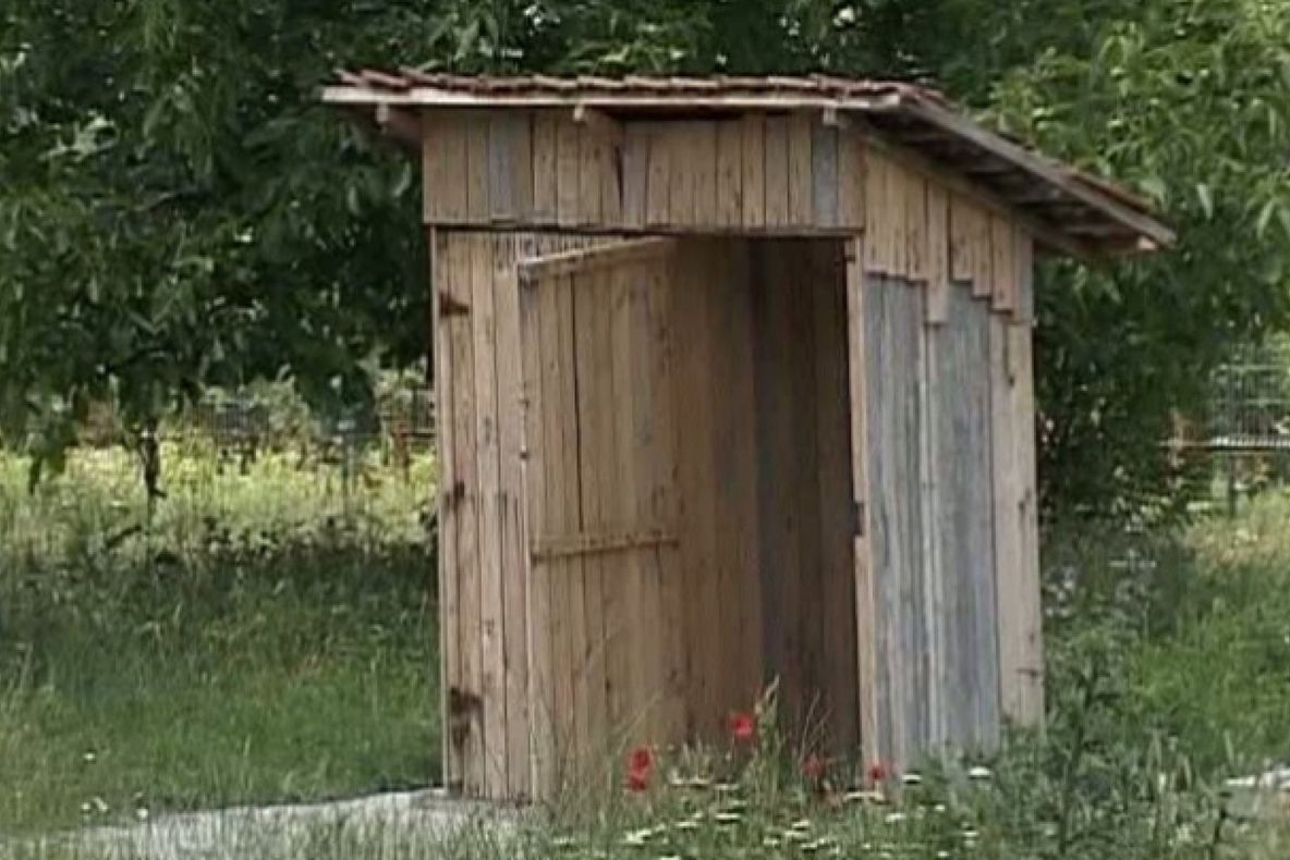 (UPDATE) Bebeluşul aruncat de mama sa în latrină a murit la spital