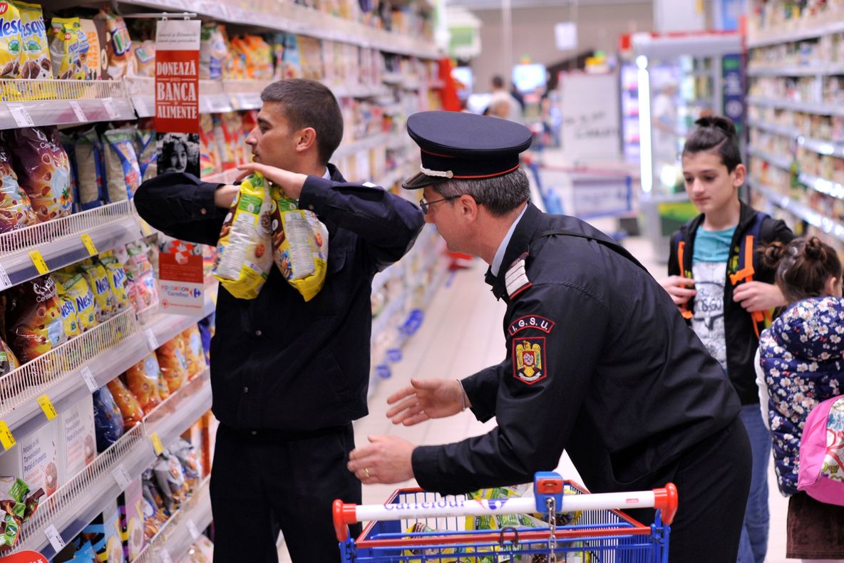 Donaţii de la salvatorii de vieţi pentru copiii sărmani