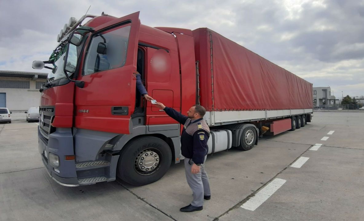 La 18 ani, prins la volanul unui TIR, fără permis de conducere