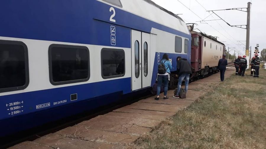 Locomotiva unui tren personal a luat foc în apropierea Galațiului
