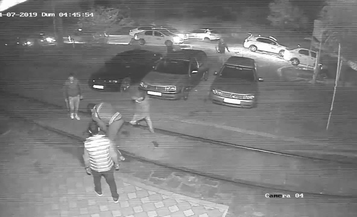 UPDATE 2: Client bătut sălbatic de taximetriști, cu pumnii, picioarele și bâtele