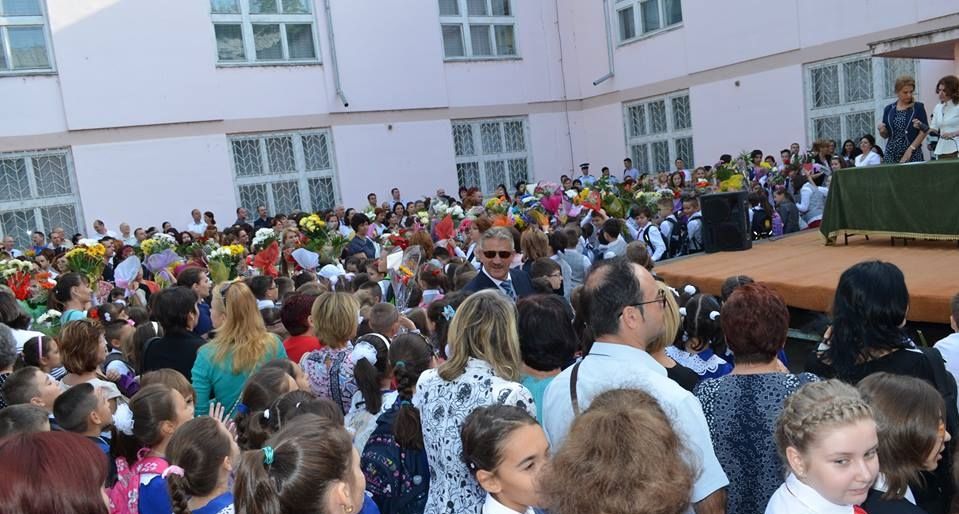 Bursele pentru elevii cu rezultate bune, majorate ieri de Consiliul local