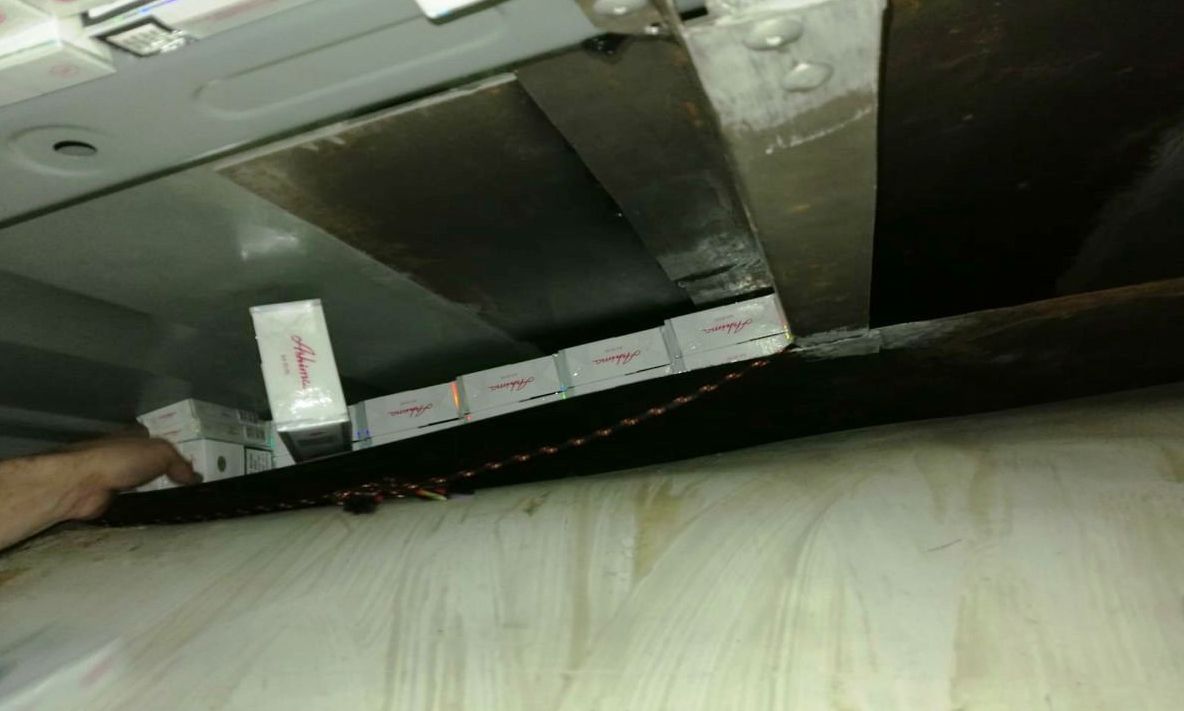 Aproape 5.000 de pachete de ţigări, ascunse în plafoniera unui autoturism