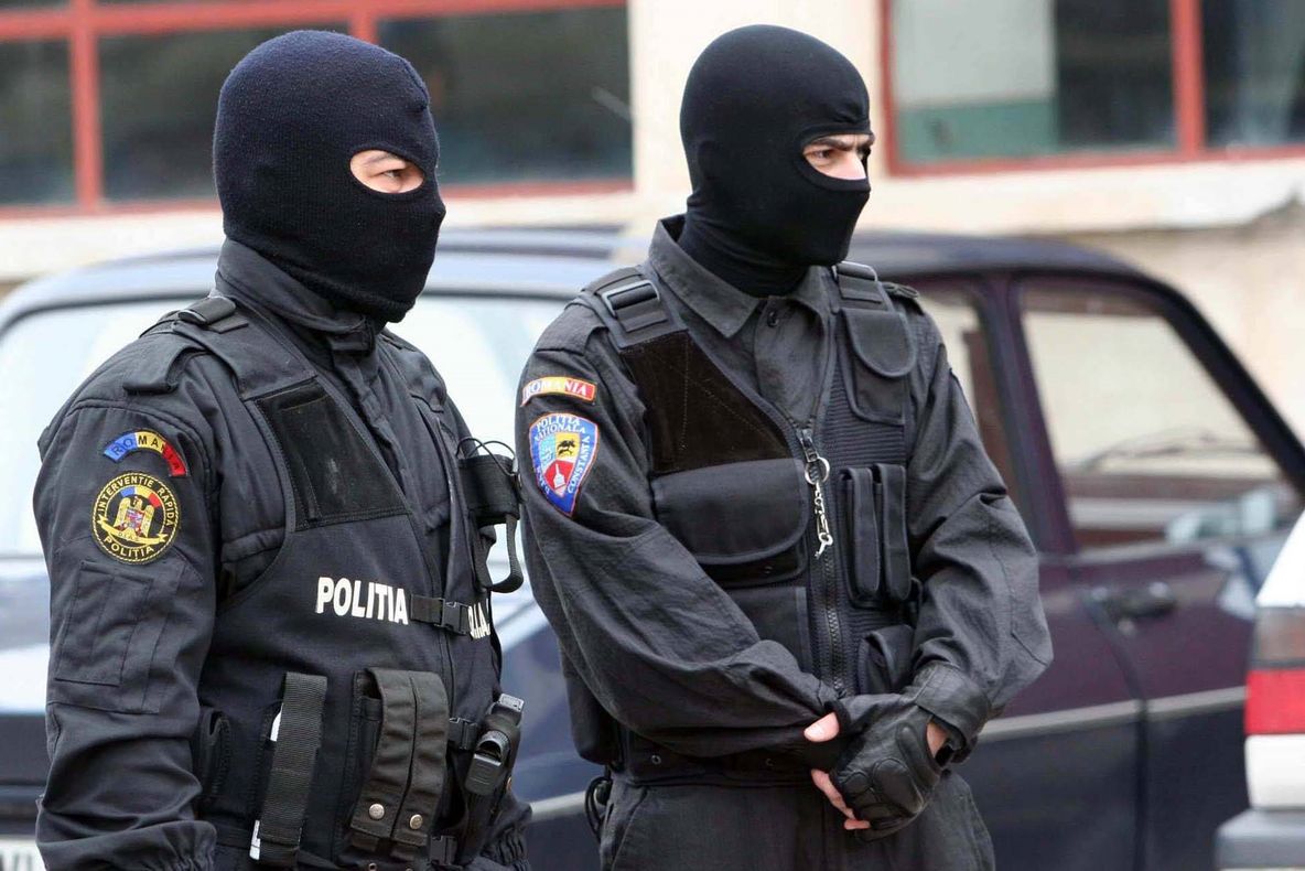 Bărbat împuşcat de poliţişti, după ce i-a atacat cu pietre şi cu o şurubelniţă