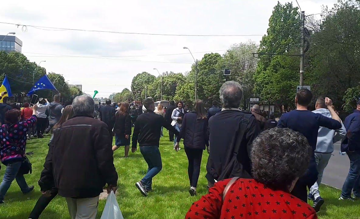 Mitingul PSD şi protestul anti PSD au scos în stradă mii de gălăţeni