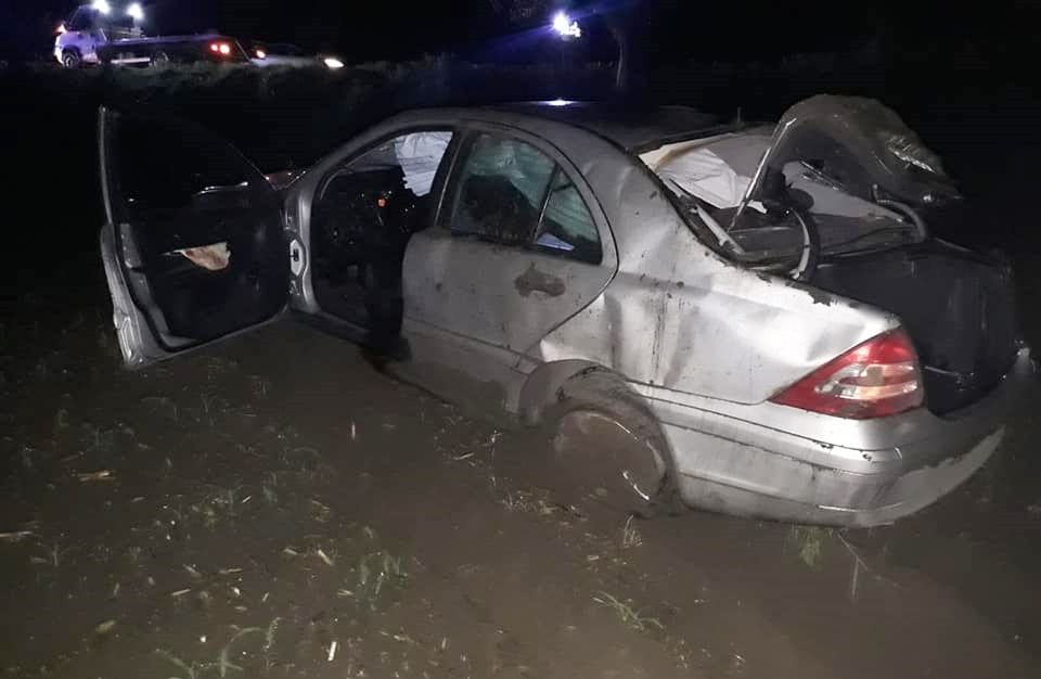 Un tânăr gălăţean a murit după ce s-a răsturnat cu Mercedesul