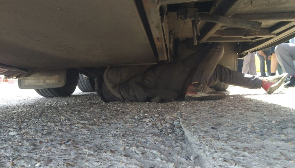 Străini ascunşi sub un autocar, depistaţi la vama Oancea