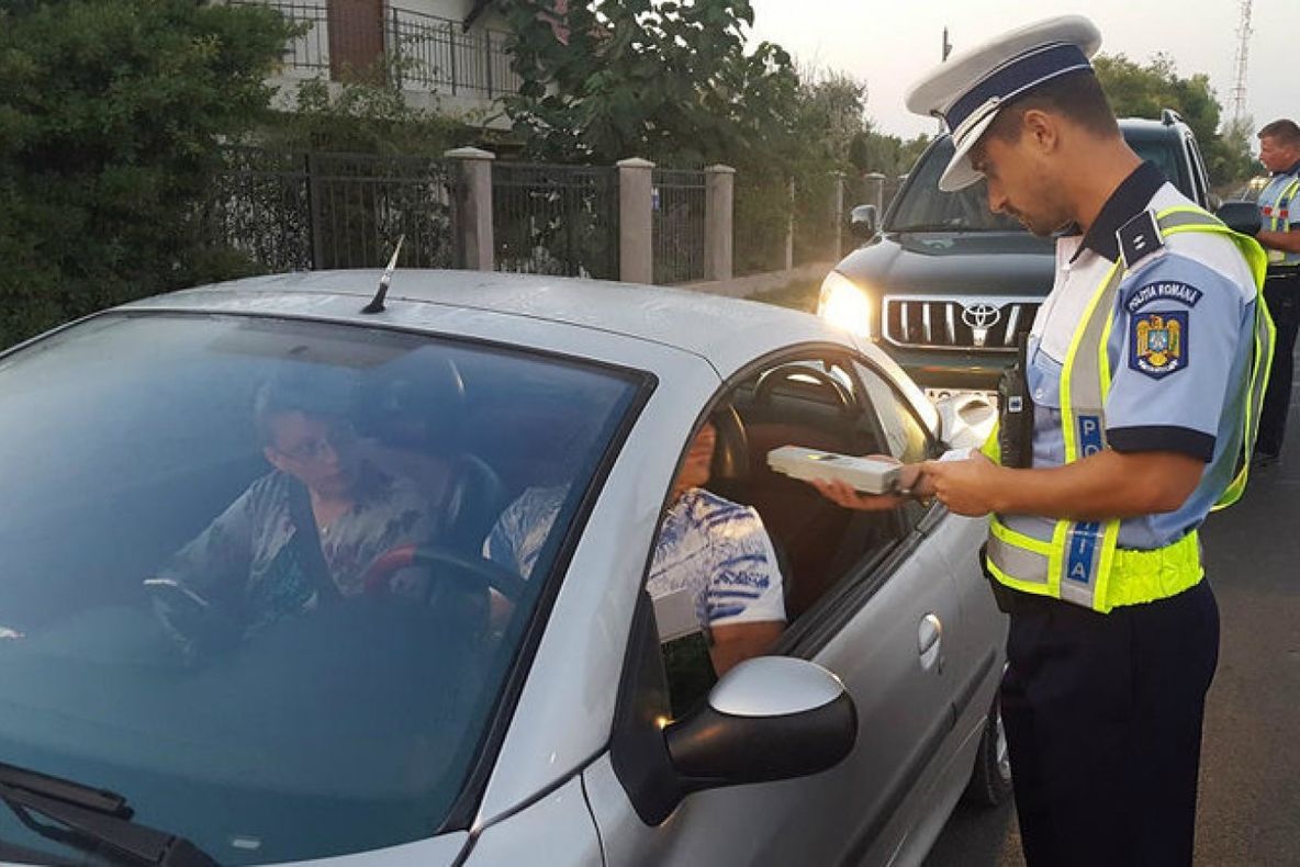 Tecucean fără permis, la volanul unei maşini neînmatricluate