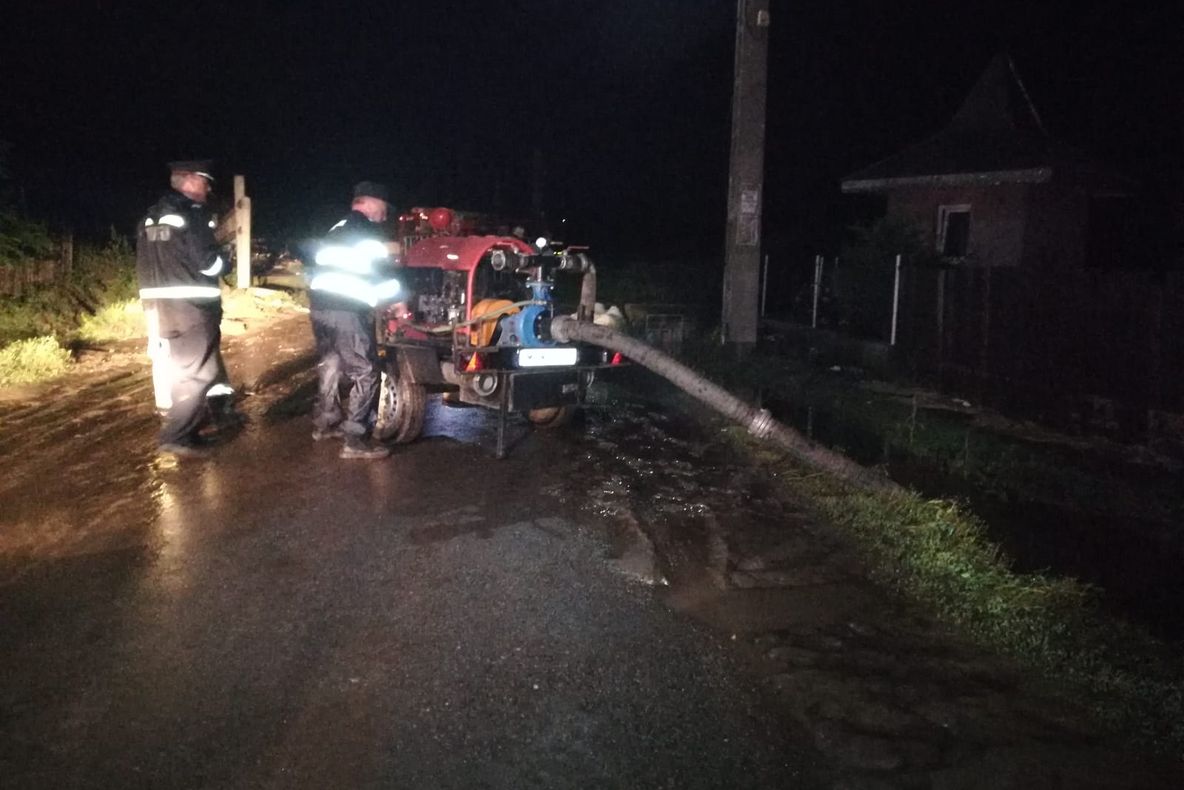 Zeci de case inundate la Corod după o ploaie torenţială