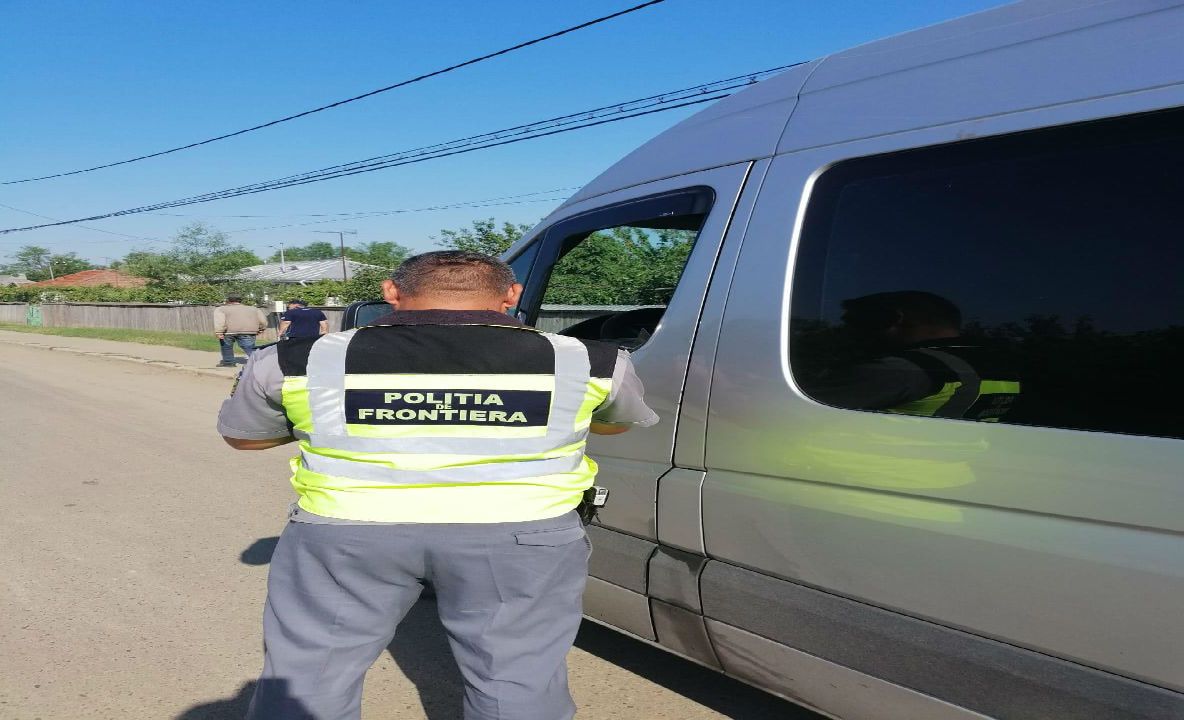 Bărbaţi depistaţi la frontieră încălcând regimul juridic al circulaţiei rutiere