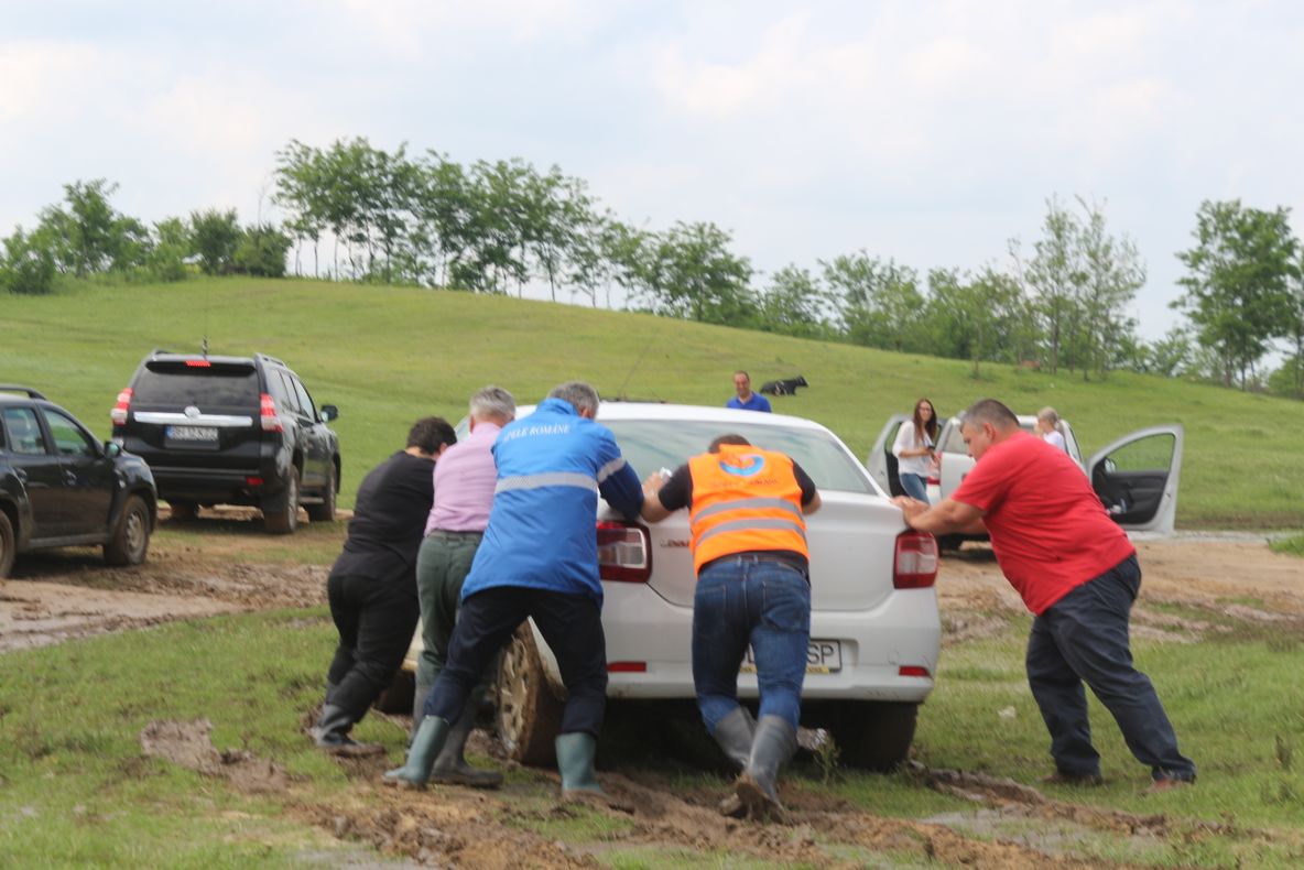 Ministrul Mediului a împins o mașină împotmolită pe drumurile inundate