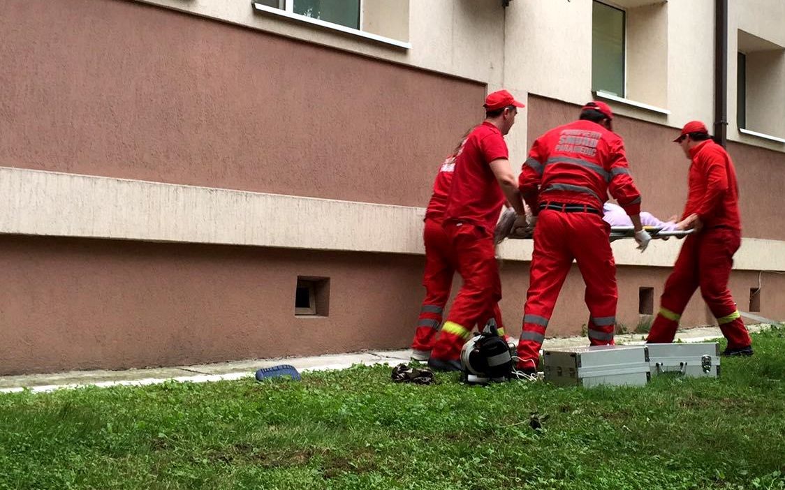 Un gălăţean s-a îmbătat şi a căzut de la etajul al doilea
