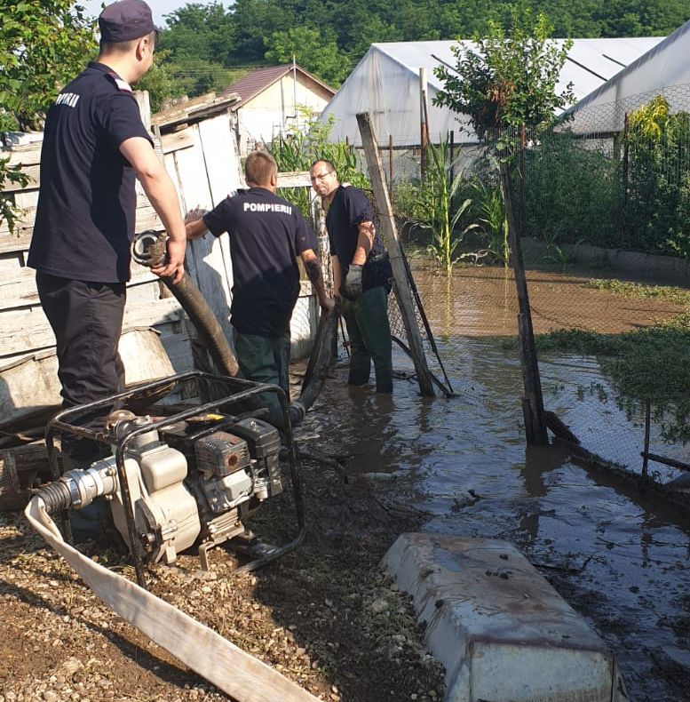 Apele au ieşit din nou din matcă la Corod, creînd panică printre localnici